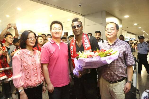 Ghanaian football player Asamoah Gyan, second right, poses after arriving at the Shanghai Pudong International Airport in Shanghai, China, 8 July 2015. Ghana Black Stars captain Asamoah Gyan is expected to finalize a deal this week with Chinese top-flight soccer side Shanghai SIPG. Gyan is expected to agree to terms and pen the deal on Wednesday (8 July 2015), local reports said. The reports said the transfer will give Gyan weekly earnings of 250,000 U.S. dollars. The reports indicated that the Shanghai-based club wants to strengthen its team, especially as city rivals the Greenland have acquired former Chelsea forward Demba Ba and former Everton midfielder Tim Cahill. Gyan has bagged 95 goals in 83 league matches in his four seasons for Al Ain in the United Arab Emirates (UAE). The SIPG club was founded on December 25, 2005, as Shanghai Dongya F.C. by former Chinese international football coach Xu Genbao. It is owned by the Chinese group Shanghai International Port Group and has the 56,842 seating capacity Shanghai stadium as its home venue. The club is currently coached by former England trainer Sven-Goran Eriksson. Ghana s Asamoah Gyan completes move to China s Shanghai SIPG 20150708_44744