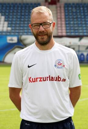 Physiotherapeut Tobias Hamann Einzelbild Portrait Portraet Porträt Oberkoerper Oberkörper Hochformat Fußball Fussball dritte 3. Liga Fototermin Porträtermin 2015 2016 Saison 2015 2016 08.07.2015 FC Hansa Rostock