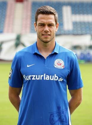 Matthias Henn Einzelbild Portrait Portraet Porträt Oberkoerper Oberkörper Hochformat Fußball Fussball dritte 3. Liga Fototermin Porträtermin 2015 2016 Saison 2015 2016 08.07.2015 FC Hansa Rostock