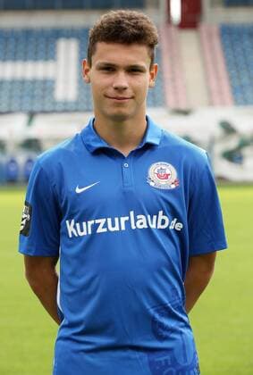 Lukas Scherff Einzelbild Portrait Portraet Porträt Oberkoerper Oberkörper Hochformat Fußball Fussball dritte 3. Liga Fototermin Porträtermin 2015 2016 Saison 2015 2016 08.07.2015 FC Hansa Rostock