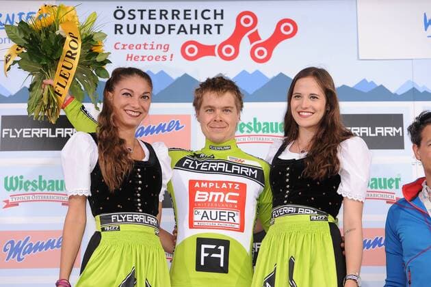 Jan TRATNIK ( SLO RSC Amplatz - BMC ) verteidigt das Punktetrikot der Oesterreich Rundfahrt - Siegerkuesse - Siegerehrung - Zeremonie - Jubel - Freude - Emotionen - Hostessen - Mimik - Gestik - Querformat - quer - horizontal - Event Veranstaltung: Oesterreich Rundfahrt 2015 - Stage 4 4.Etappe: Gratwein (Stift Rein) nach Villacher Alpen (Dobratsch) 210.2 km - Location Ort: Dobratsch - Austria - Oesterreich - Europe - Europa - Date Datum: 08.07.2015