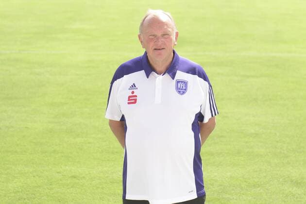 Osnabrueck, Deutschland 10. Juli 2015: Porträttermin 2015 2016 - VfL Osnabrück VfL Osnabrueck Dr. Werner Wilm (Mannschaftsarzt) st