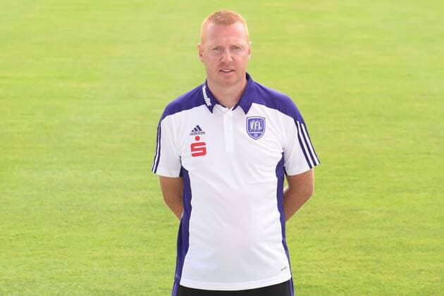 Osnabrueck, Deutschland 10. Juli 2015: Porträttermin 2015 2016 - VfL Osnabrück VfL Osnabrueck Trainer Maik Walpurgis (Osnabrueck) st