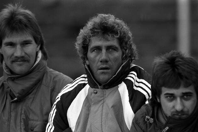 Bank FC Bayern München, v.li.: Wolfgang Grobe, Torwart Jean Marie Pfaff, Helmut Winklhofer