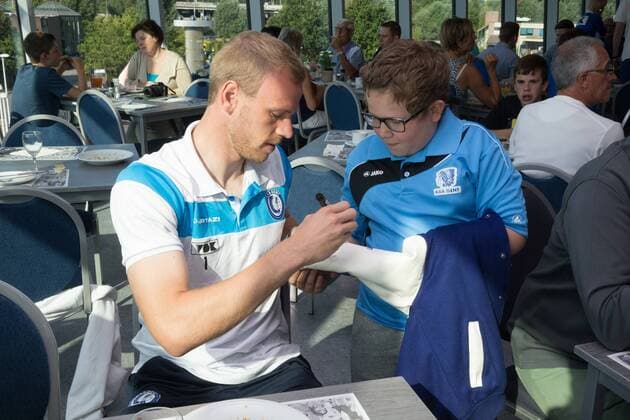 - GENT, BELGIUM: Gent s goalkeeper Matz Sels signs autographes during the fan day of Belgian first league soccer team KAA Gent, Saturday 11 July 2015, in Gent. KURTxDESPLENTER x04662121x