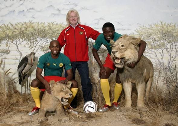 Winfried SCHÄFER Trainer von KAMERUN mit Lucien Mettomo und Bill Tchato am 12.11. 2004 in Karlsruhe im Naturkunde Musseum Winfried SCHÄFER Trainer von KAMERUN mit Lucien Mettomo und Bill Tchato