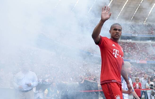 FUSSBALL 1. BUNDESLIGA SAISON 2015 2016 Teampraesentation FC Bayern Muenchen in der Allianz Arena 11.07.2015 Douglas Costa (FC Bayern Muenchen) laeuft in die Allianz Arena ein Foto: Pressefoto ULMER Markus Ulmer xxNOxMODELxRELEASExx 