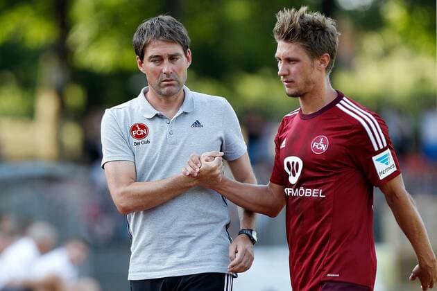 v.li.: Trainer Rene Weiler (1. FC Nürnberg) klatscht mit Jakub Sylvestr (1. FC Nürnberg) ab, Fussball, Testspiel, 1. FC Schweinfurt 05 - 1. FC Nürnberg, xfsx