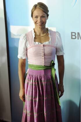Magdalena NEUNER HOLZER (Ex Biathletin), Einzelbild,angeschnittenes Einzelmotiv, Bayerischer Sportpreis 2015,Roter Teppich,Red Carpet.11.07.2015.