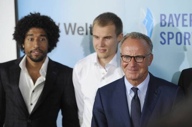 v.re:Karl Heinz RUMMENIGGE, (Vorstandsvorsitzender),Holger BADSTUBER (Bayern Muenchen),DANTE Bonfim Costa Santos (Bayern Muenchen). Bayerischer Sportpreis 2015,Roter Teppich,Red Carpet.11.07.2015.