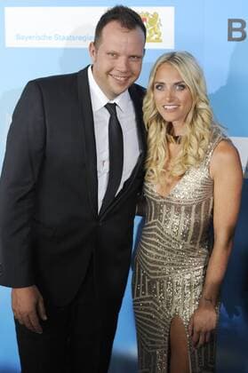 Wolf Christioph FUSS (Sportkommentator) mit Lebensgefaehrtin Anna KRAFT (ZDF Sportstudio Moderatorin). Bayerischer Sportpreis 2015,Roter Teppich,Red Carpet.11.07.2015.