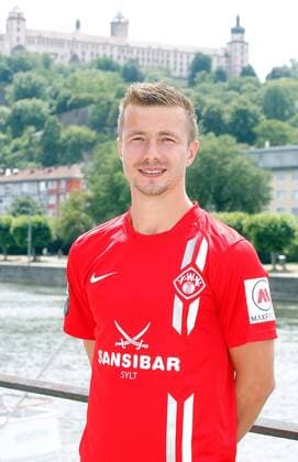 Paul Thomik; Porträttermin, Kader 2015 2016, Fußball, 3. Liga, FC Würzburger Kickers, im Hintergrund die Festung Marienberg in Würzburg, 12.07.2015