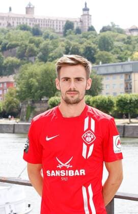 Liridon Vocaj; Porträttermin, Kader 2015 2016, Fußball, 3. Liga, FC Würzburger Kickers, im Hintergrund die Festung Marienberg in Würzburg, 12.07.2015
