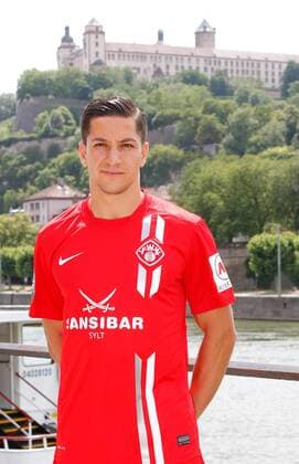 Amir Shapourzadeh; Porträttermin, Kader 2015 2016, Fußball, 3. Liga, FC Würzburger Kickers, im Hintergrund die Festung Marienberg in Würzburg, 12.07.2015