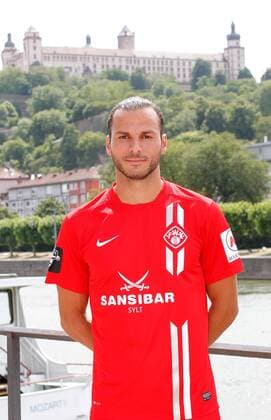 Adam Jabiri; Porträttermin, Kader 2015 2016, Fußball, 3. Liga, FC Würzburger Kickers, im Hintergrund die Festung Marienberg in Würzburg, 12.07.2015