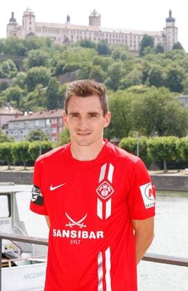 Marco Haller; Porträttermin, Kader 2015 2016, Fußball, 3. Liga, FC Würzburger Kickers, im Hintergrund die Festung Marienberg in Würzburg, 12.07.2015