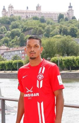 Royal-Dominique Fennell, Porträttermin, Kader 2015 2016, Fußball, 3. Liga, FC Würzburger Kickers, im Hintergrund die Festung Marienberg in Würzburg, 12.07.2015