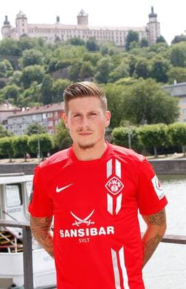Steven Lewerenz; Porträttermin, Kader 2015 2016, Fußball, 3. Liga, FC Würzburger Kickers, im Hintergrund die Festung Marienberg in Würzburg, 12.07.2015