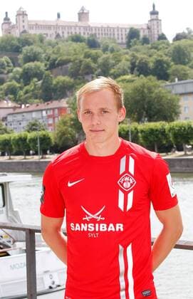 Fabian Weiß; Porträttermin, Kader 2015 2016, Fußball, 3. Liga, FC Würzburger Kickers, im Hintergrund die Festung Marienberg in Würzburg, 12.07.2015