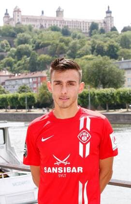 Joannis Karsanidis; Porträttermin, Kader 2015 2016, Fußball, 3. Liga, FC Würzburger Kickers, im Hintergrund die Festung Marienberg in Würzburg, 12.07.2015