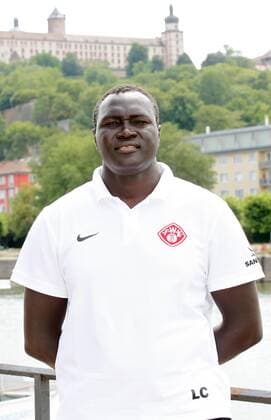 Co-Trainer Laminé Cissé; Porträttermin, Kader 2015 2016, Fußball, 3. Liga, FC Würzburger Kickers, im Hintergrund die Festung Marienberg in Würzburg, 12.07.2015
