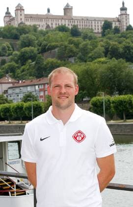 Fitnesstrainer Michael Gehret; Porträttermin, Kader 2015 2016, Fußball, 3. Liga, FC Würzburger Kickers, im Hintergrund die Festung Marienberg in Würzburg, 12.07.2015