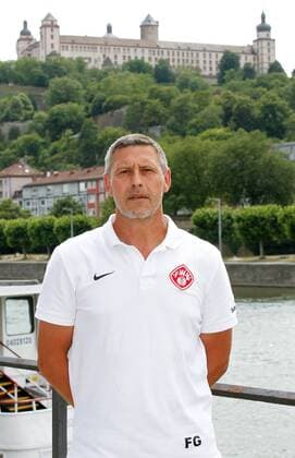 Torwarttrainer Frank Gollwitzer; Porträttermin, Kader 2015 2016, Fußball, 3. Liga, FC Würzburger Kickers, im Hintergrund die Festung Marienberg in Würzburg, 12.07.2015