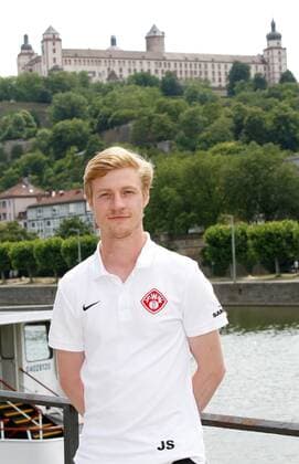 Johannes Schneider (Physiotherapeut); Porträttermin, Kader 2015 2016, Fußball, 3. Liga, FC Würzburger Kickers, im Hintergrund die Festung Marienberg in Würzburg, 12.07.2015