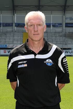 Fussball 2. Bundesliga SC Paderborn Offizieller Fototermin am 03.07.2015 in der Benteler-Arena in Paderborn Rob Reekers ( Co-Trainer Paderborn ) xTTx