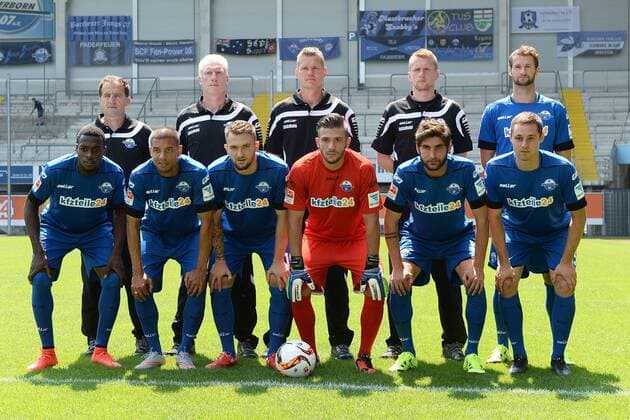 Fussball 2. Bundesliga SC Paderborn Offizieller Fototermin am 03.07.2015 in der Benteler-Arena in Paderborn Hintere Reihe v.l.n.r.: Asif Saric ( Co-Trainer Paderborn ), Rob Reekers ( Co-Trainer Paderborn ), Markus Gelhaus ( Trainer Paderborn ), Nico Burchert ( Torwart-Trainer Paderborn ), Nick Proschwitz ( Paderborn ) Vordere Reihe v.l.n.r.: Khaled Narey ( Paderborn ), Marcel Ndjeng ( Paderborn ), Marc Brasnic ( Paderborn ), Daniel Heuer Fernandes ( Paderborn ), Niklas Hoheneder ( Paderborn ), Florian Ruck ( Paderborn ) xTTx