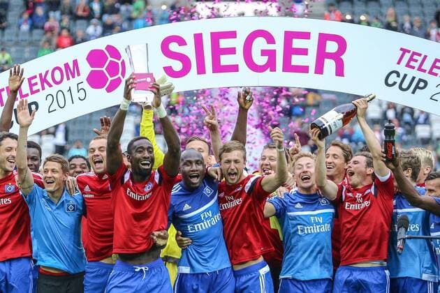 Deutschland, Mönchengladbach , Stadion im Borussia-Park, Fussball, 1. Bundesliga, Saison 2015 2016, Telekom Cup, Finale, FC Augsburg - Hamburger Sportverein, der HSV ist Sieger, Ivo Ilicevic, Pierre Michel Lasogga , Johan Djourou zeigt die Trophäe, Jacques Zoua , Matti Steinmann, Lewis Holtby,Nicolai Müller (HSV) jubeln