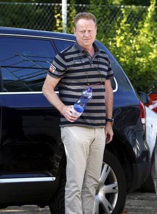 13.07.2015 Biel Schweiz Fussball Herren Saison 2015 2016 Testspiel FC Biel - FC Luzern Bild zeigt Sportchef Rolf Fringer (FC Luzern) mit Mineralwasserflasche Aktion Einzelbild Foto 