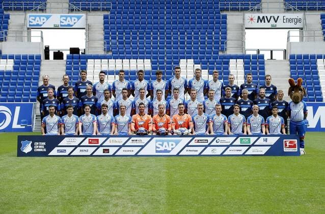 Fototermin 1899 Hoffenheim 2015-2016 . Mannschaftsfoto: Hintere Reihe (links nach rechts): Heinz Seyfert - Christian Seyfert - Benjamin Glück - Ermin Bicakcic - Fabian Schär âÄ Joelinton âÄ Tobias Strobl - Niklas Süle - Adam Szalai - Sven Schipplock - Physiotherapeut Sören Johannsen âÄ Physiotherapeut Peter Geigle âÄ Physiotherapeut Michael Schumacher Mittlere Reihe: Cheftrainer Markus Gisdol âÄ Co-Trainer Frank Fröhling âÄ Co-Trainer Frank Kaspari - Jeremy Toljan - Mark Uth - Benedikt Gimber - Steven Zuber - Nicolai Rapp - Eugen Polanski - Pavel Kaderabek âÄ Torwarttrainer Michael Rechner âÄ Athletiktrainer Otmar Rösch âÄ Athletiktrainer Christian Weigl âÄ Präventivtrainer Christian Neitzert Vordere Reihe: Jiloan Hamad - Jin-Su Kim - Sebastian Rudy - Kai Herdling - Grischa Prömel - Alexander Stolz - Oliver Baumann - Jens Grahl - Joshua Mees - Jonathan Schmid - Pirmin Schwegler - Philipp Ochs - Tarik Elyounoussi. Sinsheim, GER, 14.07.2014 , Fussball 1. Bundesliga 2015 2016.