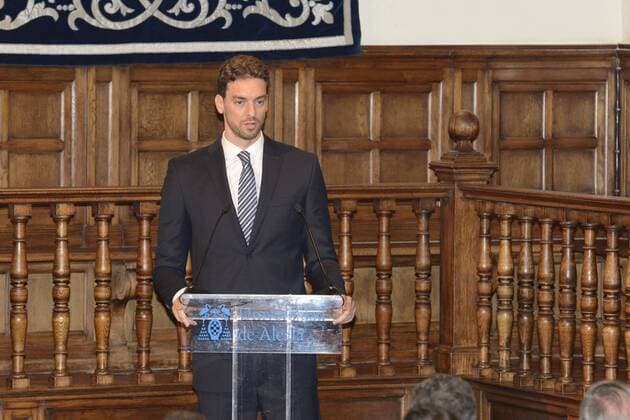 Entrega del Premkio Camino Real por parte del Rey Felipe VI al jugador de baloncesto Pau Gasol. 