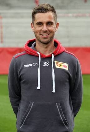 Co-Trainer Sebastian Boenig Bönig Einzelbild Portrait Portraet Porträt Hochformat Oberkoerper Oberkörper Fußball Fussball zweite 2. Bundesliga Fototermin Porträttermin DFL 2015 2016 Saison 2015 2016 15.07.2015 1. FC Union Berlin Stadion an der Alten Foersterei Försterei