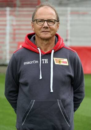 Mannschaftsarzt Tankred Haase Einzelbild Portrait Portraet Porträt Hochformat Oberkoerper Oberkörper Fußball Fussball zweite 2. Bundesliga Fototermin Porträttermin DFL 2015 2016 Saison 2015 2016 15.07.2015 1. FC Union Berlin Stadion an der Alten Foersterei Försterei