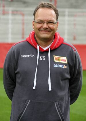 Kaufmaennisch-Organisatorischer Leiter Nico Schaefer Schäfer Einzelbild Portrait Portraet Porträt Hochformat Oberkoerper Oberkörper Fußball Fussball zweite 2. Bundesliga Fototermin Porträttermin DFL 2015 2016 Saison 2015 2016 15.07.2015 1. FC Union Berlin Stadion an der Alten Foersterei Försterei