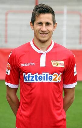 Steven Skrzybski Einzelbild Portrait Portraet Porträt Hochformat Oberkoerper Oberkörper Fußball Fussball zweite 2. Bundesliga Fototermin Porträttermin DFL 2015 2016 Saison 2015 2016 15.07.2015 1. FC Union Berlin Stadion an der Alten Foersterei Försterei