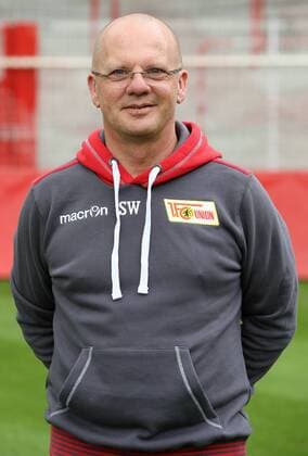 Mannschaftsbetreuer Sven Weinel Einzelbild Portrait Portraet Porträt Hochformat Oberkoerper Oberkörper Fußball Fussball zweite 2. Bundesliga Fototermin Porträttermin DFL 2015 2016 Saison 2015 2016 15.07.2015 1. FC Union Berlin Stadion an der Alten Foersterei Försterei