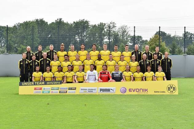 15.07.2015, Fussball, Saison 2015-2016, 1. Bundesliga, Porträttermin 2015 2016, Borussia Dortmund, BVB, Mannschaftsfoto, Kader, , Obere Reihe v.li., Physiotherapeut Thomas Zetzmann, Physiotherapeut Thorben Voeste, Physiotherapeut Peter Kuhnt, Pierre-Emerick Aubameyang, Kevin Grosskreutz, Kevin Großkreutz, Neven Subotic, Mats Hummels, Matthias Ginter, Sokratis, Julian Weigl, Co Trainer Benjamin Weber, Co Trainer Rainer Schrey, Fitnesstrainer Florian Wangler, Mittlere Reihe v.li., Mannschaftsarzt Dr. Markus Braun, Athletictrainer Andreas Beck, Zeugwart Frank Graefen, Marco Reus, Ilkay Guendogan, Ilkay Gündogan, Oliver Kirch, Sven Bender, Adrian Ramos, Lukasz Piszczek, Eric Durm, Kevin Kampl, Torwarttrainer Wolfgang de Beer, Co Trainer Arno Michels, Trainer Thomas Tuchel, Untere Reihe v.li., Gonzalo Castro, Henrikh Mkhitaryan, Jeremy Dudziak, Nuri Sahin, Jakub Kuba Blaszczykowski, Torwart Roman Bürki, Torwart Roman Weidenfeller, Torwart Hendrik Bonmann, Marcel Schmelzer, Moritz Leitner, Shinji Kagawa, Jonas Hofmann
