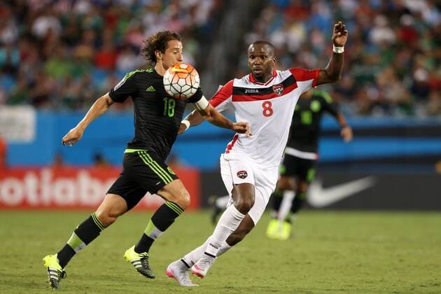 Aktuell Fußball, Gold Cup, Mexiko - Trinidad und Tobago 15 July 2015: Andres Guardado (MEX) (18) and Khaleem Hyland (TRI) (8). The Mexico Men s national team Nationalteam played the Trinidad & Tobago Men s National Team at Bank of America Stadium in Charlotte, NC in a 2015 CONCACAF Gold Cup Group C match. SOCCER: JUL 15 CONCACAF Gold Cup - Group Stage - Mexico v Trinidad Icon918150715211 EDITORIAL USE ONLY