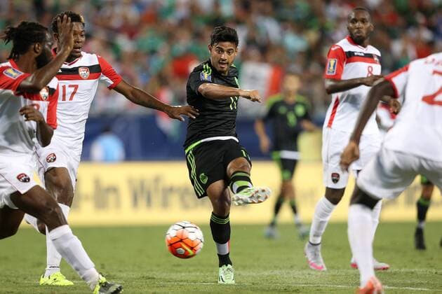 Aktuell Fußball, Gold Cup, Mexiko - Trinidad und Tobago 15 July 2015: Carlos Vela (MEX) (11) shoots through a crowd. The Mexico Men s national team Nationalteam played the Trinidad & Tobago Men s National Team at Bank of America Stadium in Charlotte, NC in a 2015 CONCACAF Gold Cup Group C match. The game ended in a 4-4 tie. SOCCER: JUL 15 CONCACAF Gold Cup - Group Stage - Mexico v Trinidad Icon918150715224 EDITORIAL USE ONLY