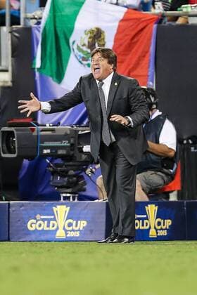 Aktuell Fußball, Gold Cup, Mexiko - Trinidad und Tobago July15,2015: Mexico head coach Miguel Herrera reacts to his teams offense during the Gold Cup match held at Bank of America Stadium in Charlotte,NC. SOCCER: JUL 15 CONCACAF Gold Cup - Group Stage - Mexico v Trinidad Icon150715141 EDITORIAL USE ONLY