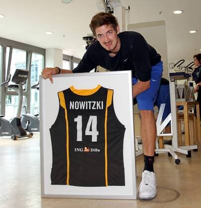 Basketball MediaParkKlinik Koeln Deutschland Datum: 15.07.2015 Tibor Pleiß mit eingerahmtem Dirk Nowitzki Trikot