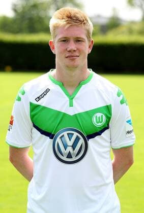 Kevin De Bruyne Einzelbild Portrait Portraet Porträt Oberkoerper Oberkörper Hochformat Fußball Fussball Bundesliga Fototermin Porträttermin DFL 2015 2016 Saison 2015 2016 16.07.2015 VfL Wolfsburg Trainingsplatz am VfL-Center