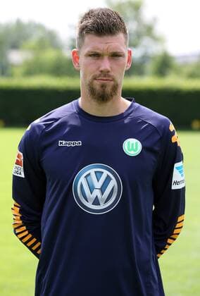 Torwart Max Gruen Grün Einzelbild Portrait Portraet Porträt Oberkoerper Oberkörper Hochformat Fußball Fussball Bundesliga Fototermin Porträttermin DFL 2015 2016 Saison 2015 2016 16.07.2015 VfL Wolfsburg Trainingsplatz am VfL-Center