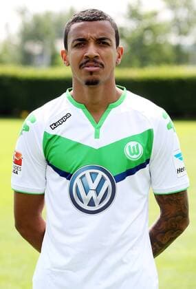 Luiz Gustavo Einzelbild Portrait Portraet Porträt Oberkoerper Oberkörper Hochformat Fußball Fussball Bundesliga Fototermin Porträttermin DFL 2015 2016 Saison 2015 2016 16.07.2015 VfL Wolfsburg Trainingsplatz am VfL-Center
