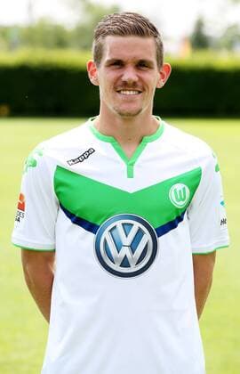 Sebastian Jung Einzelbild Portrait Portraet Porträt Oberkoerper Oberkörper Hochformat Fußball Fussball Bundesliga Fototermin Porträttermin DFL 2015 2016 Saison 2015 2016 16.07.2015 VfL Wolfsburg Trainingsplatz am VfL-Center
