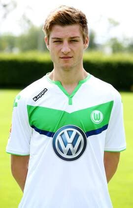 Robin Knoche Einzelbild Portrait Portraet Porträt Oberkoerper Oberkörper Hochformat Fußball Fussball Bundesliga Fototermin Porträttermin DFL 2015 2016 Saison 2015 2016 16.07.2015 VfL Wolfsburg Trainingsplatz am VfL-Center