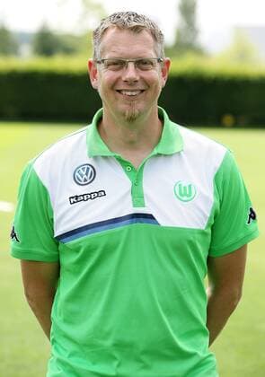 Masseur Manfred Kross Kroß Einzelbild Portrait Portraet Porträt Oberkoerper Oberkörper Hochformat Fußball Fussball Bundesliga Fototermin Porträttermin DFL 2015 2016 Saison 2015 2016 16.07.2015 VfL Wolfsburg Trainingsplatz am VfL-Center